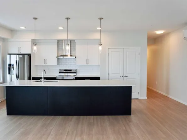 80 N Carrington Plz NW #404, Calgary, AB T3P 1Y3