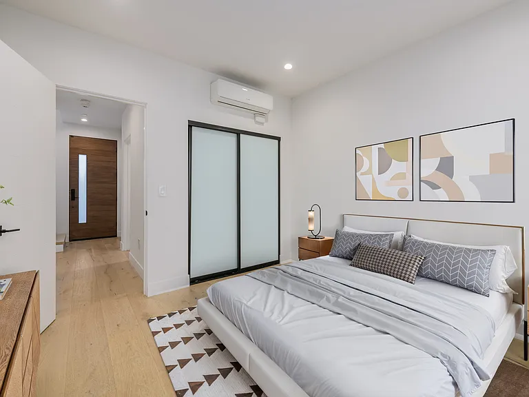 745 N Gramercy Pl — Photo 3