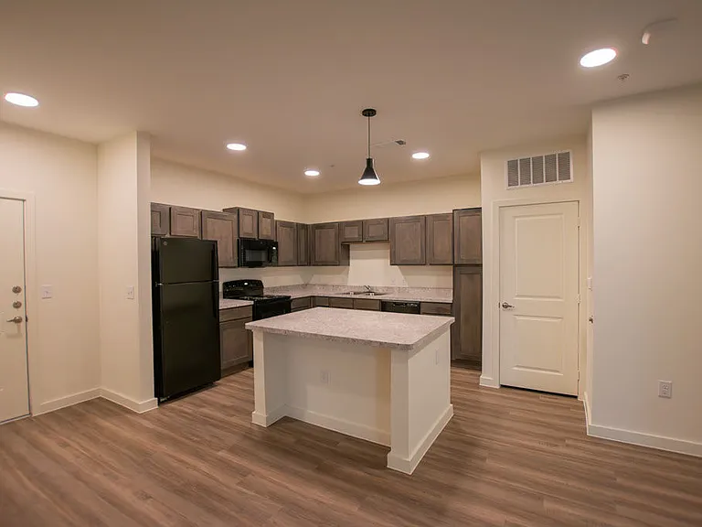 Loma Vista Lofts — Photo 7
