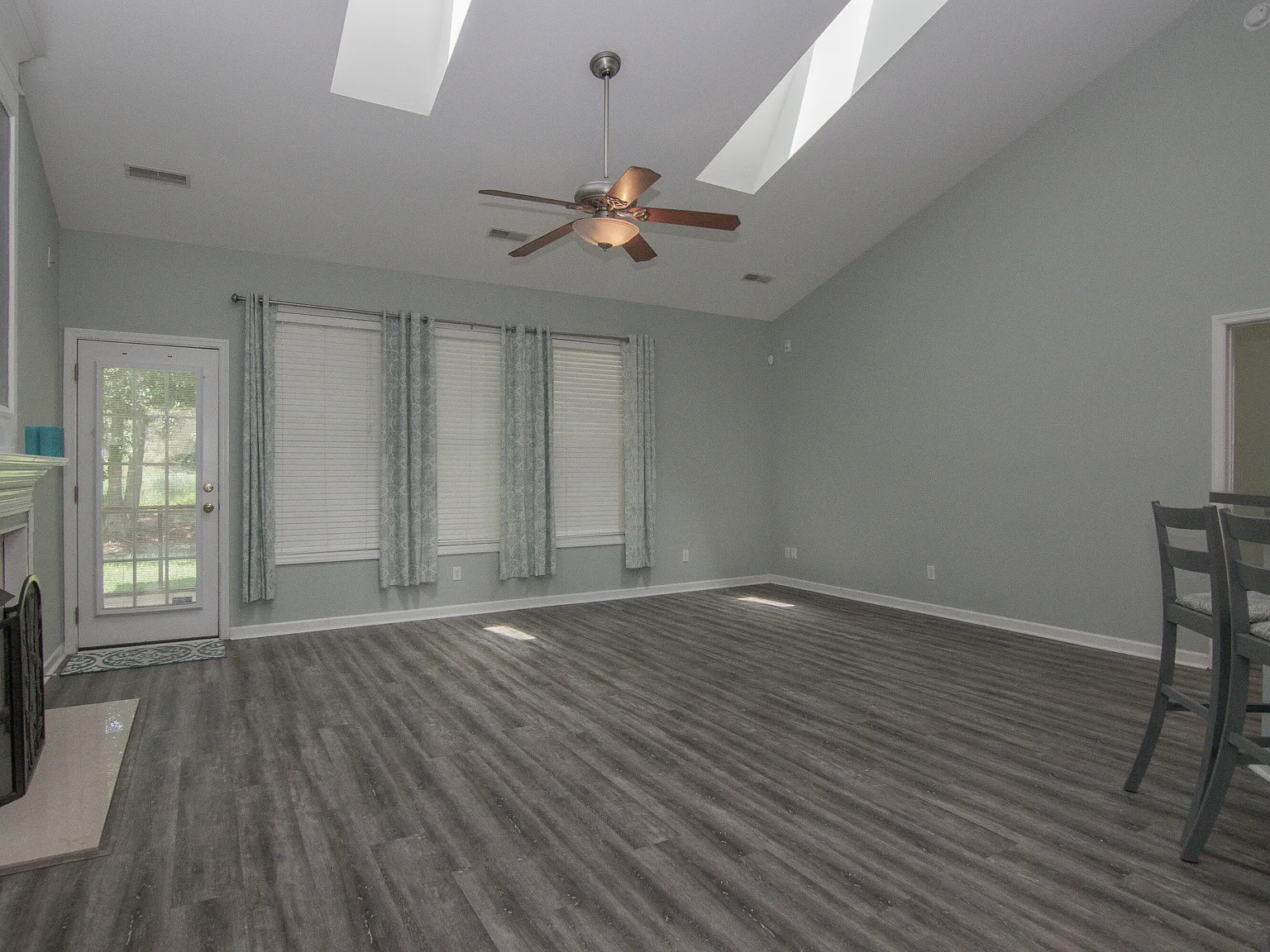 3 bed, 2.0 bath, 1662 sqft, $2,400 — Photo 2