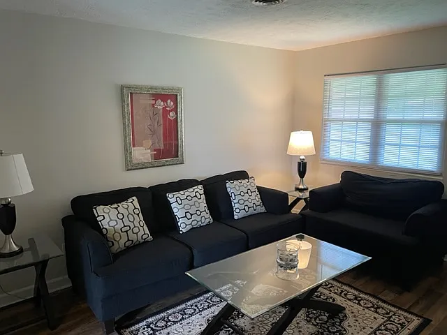 1 bed, 700 sqft, $800 — Photo 2
