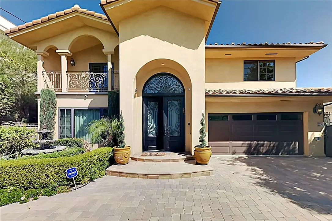 6 bed, 4.5 bath, 4086 sqft, $9,800 — Photo 1
