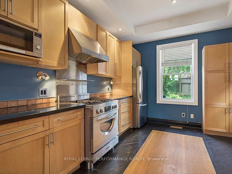 313 Lebreton St S — Photo 10