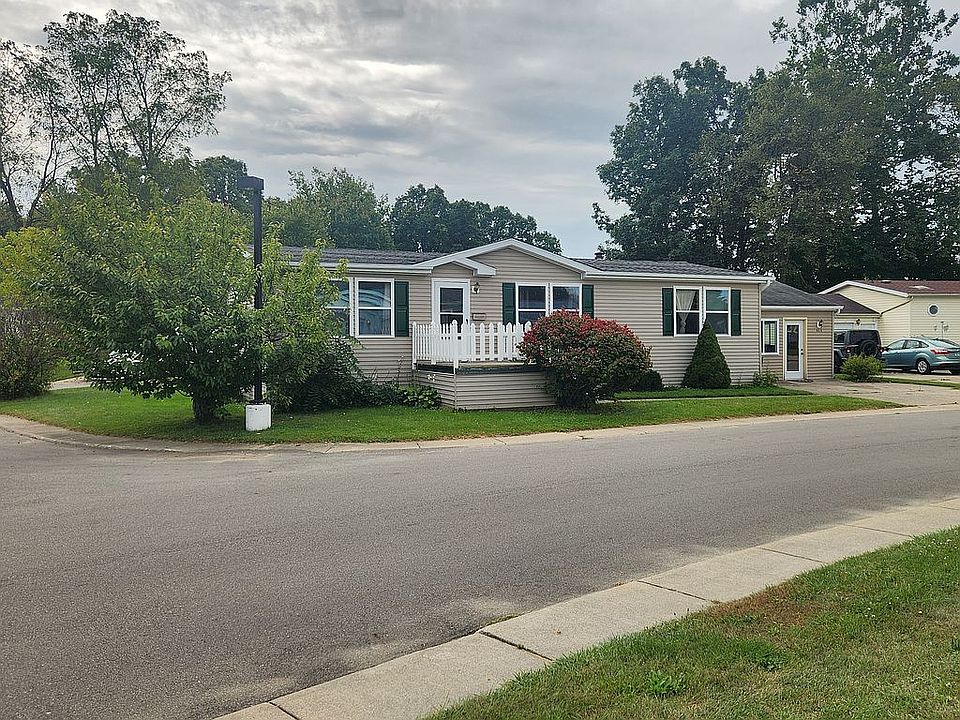 2nd image of 404 S Jack Pine Cir