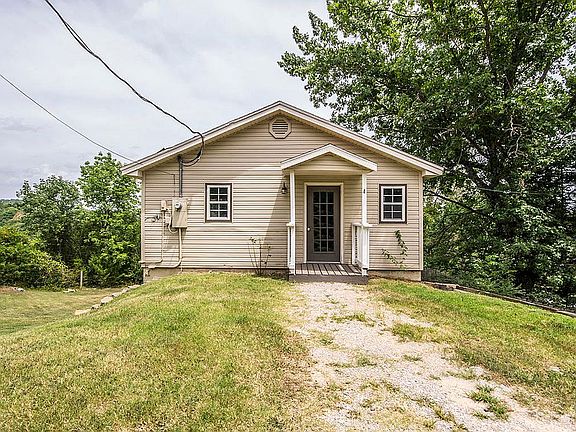 3rd image of 4 Hickory Dr