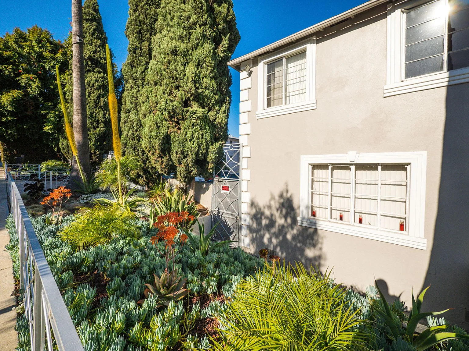 Upper Studio/1BA Hollywood Apartment w/ Utilities Paid, Jacuzzi Tub & Parking! — Photo 3