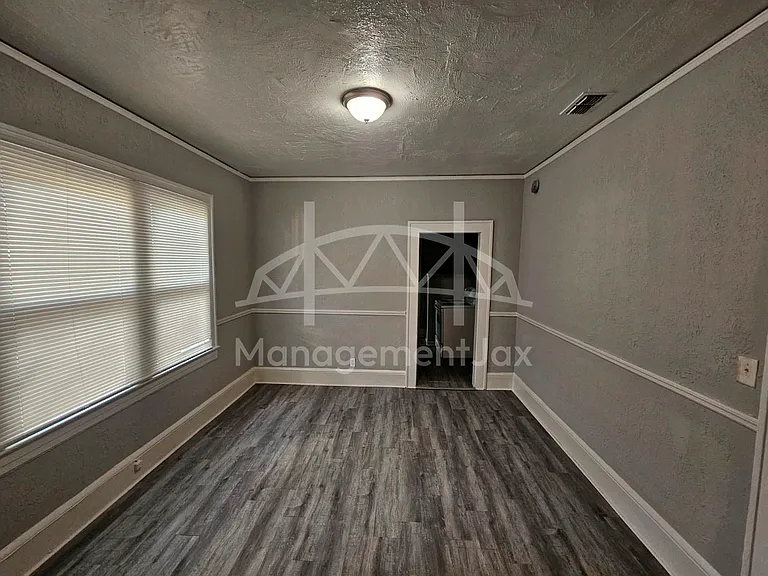 528 W 25th St — Photo 8
