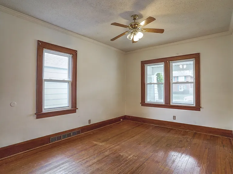 525 E Eckman St — Photo 5