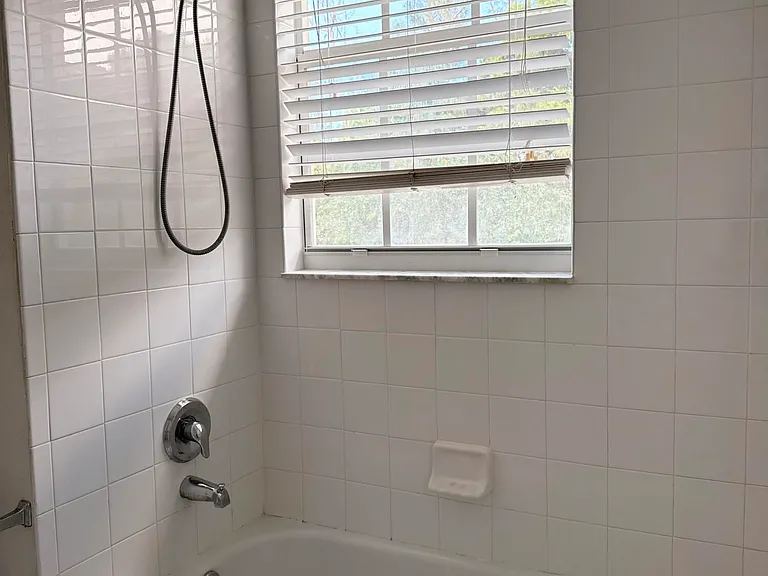 2512 NW 4th St — Photo 13