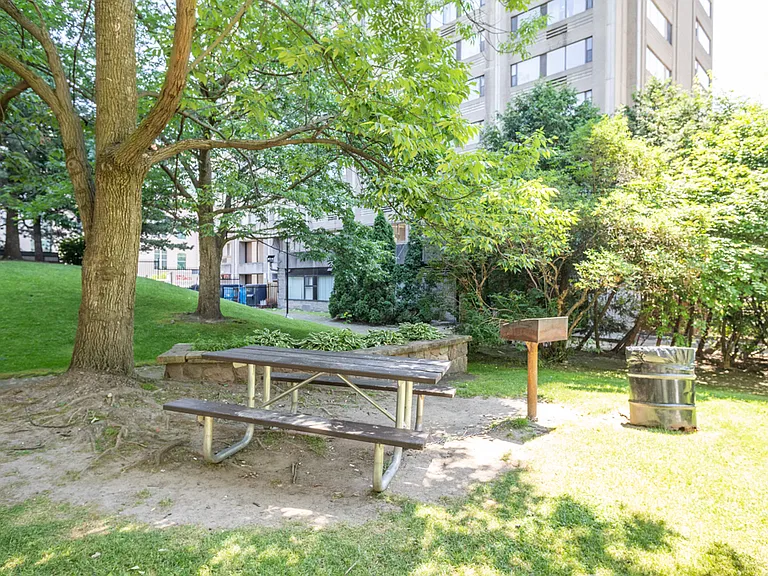 40 Gerrard St E — Photo 16