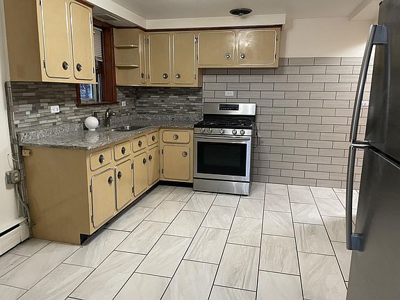4th image of 5643 W Montrose Ave #B