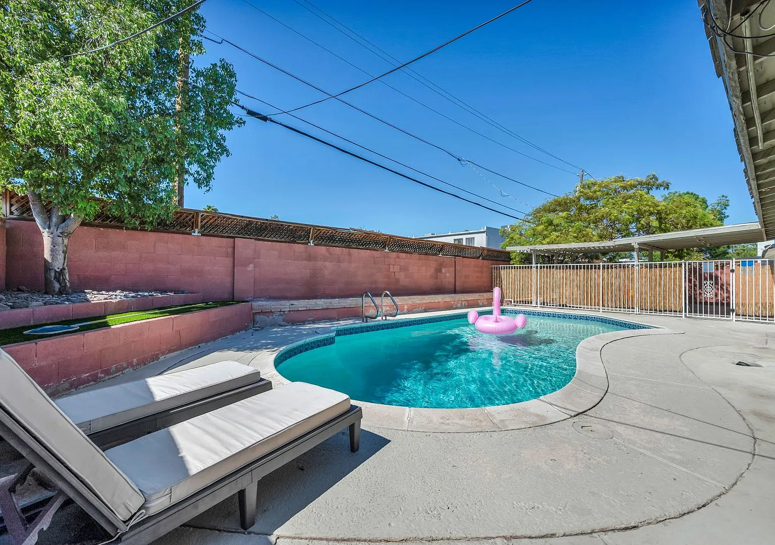 Spacious Furnished 5 Bed / 2 Bath Single Family Home with Private Pool in Las Vegas — Photo 2