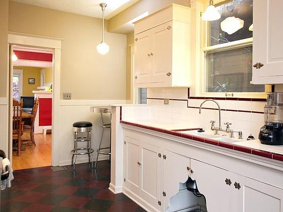 Eat-in kitchen area