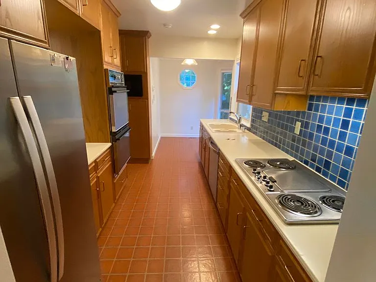242 Stanford Ave — Photo 4