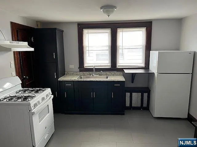 Building Photo - 122 Vreeland Ave #2