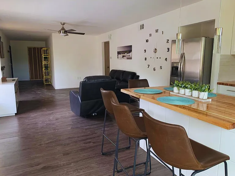 Comfortable Dining with Contemporary Style.