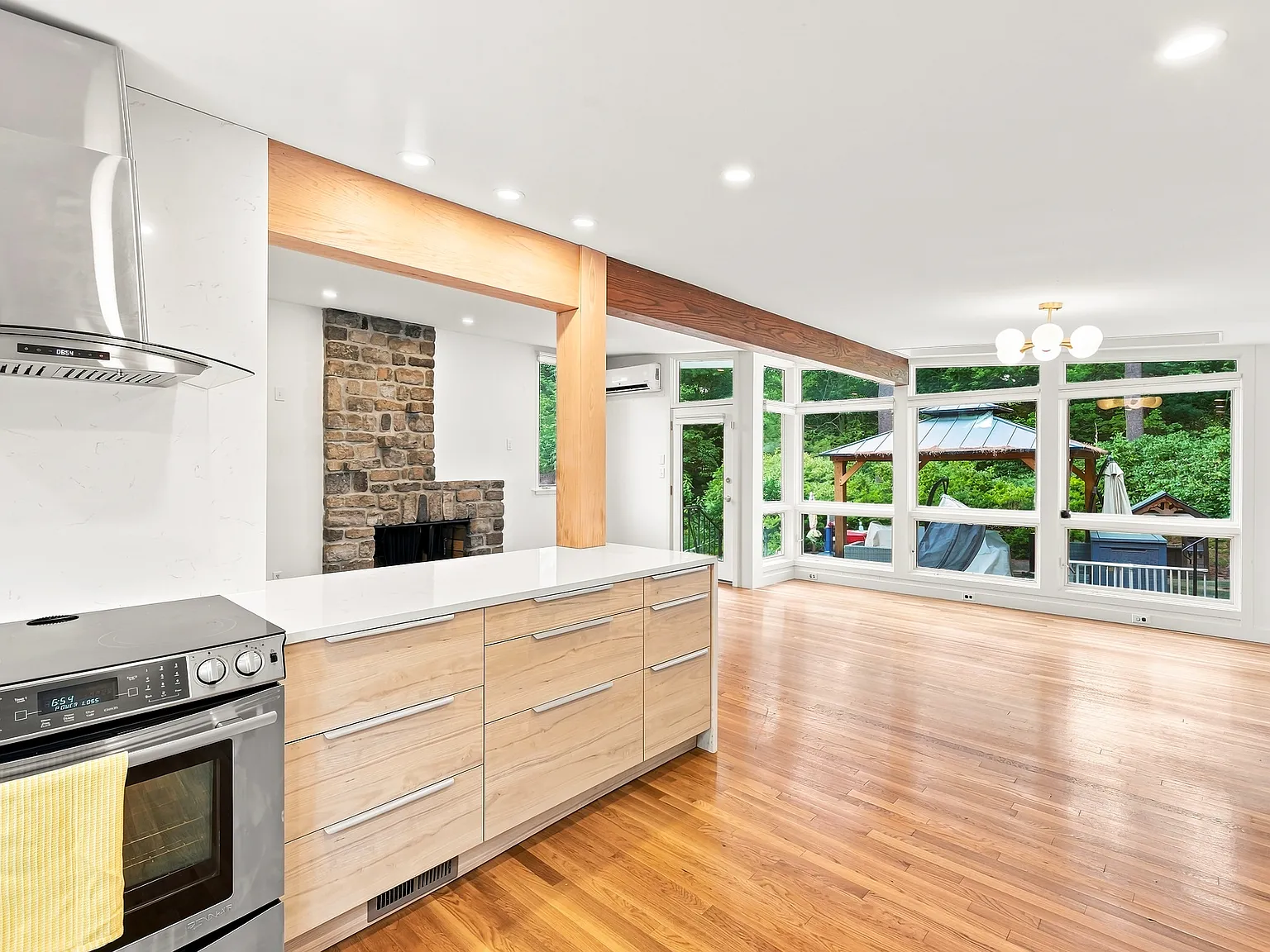 3 bed, 1.5 bath, 1895 sqft, $5,100 — Photo 3