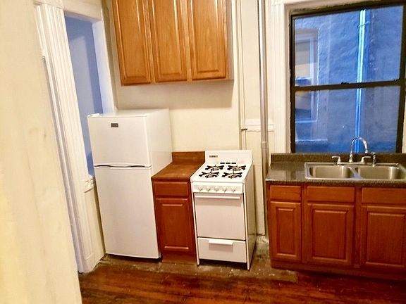 4th image of 318 E 9th St APT 10