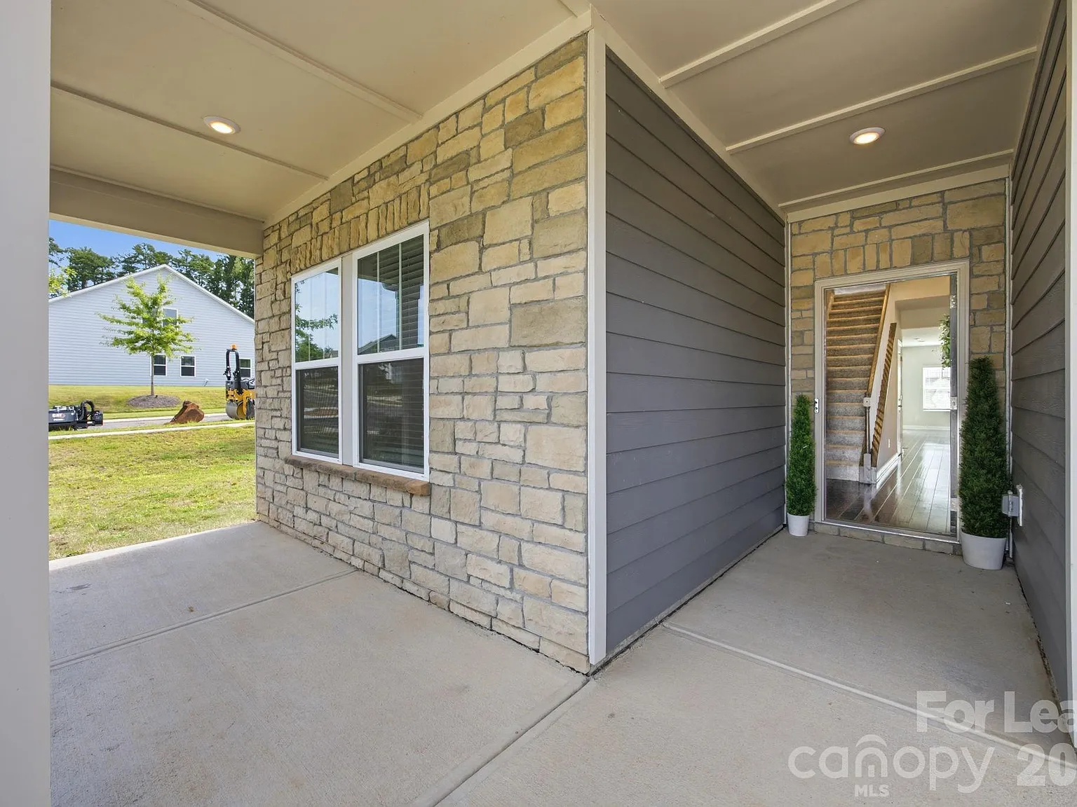 4 bed, 3.0 bath, 2282 sqft, $2,500 — Photo 2