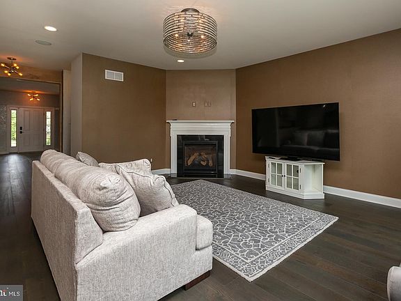 5th image of 1911 Cori Ln