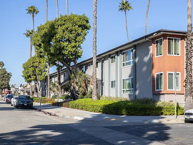 Crenshaw Manor — Photo 26
