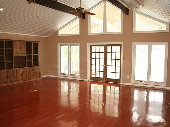4th image of 1610 Laura Ln