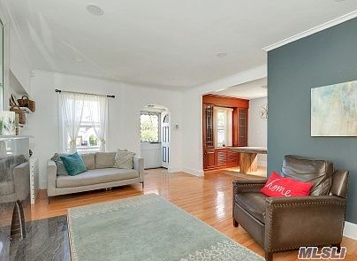3rd image of 94 Lawrence Ave