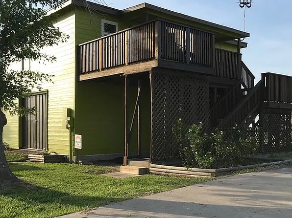 108 Port Ave, Rockport, TX 78382