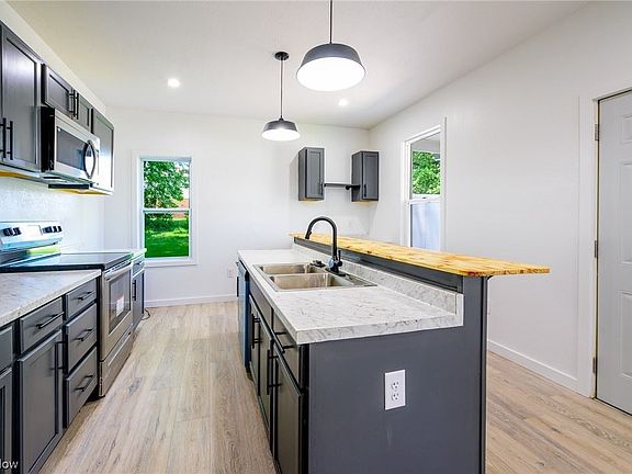 5th image of 805 11th St SE
