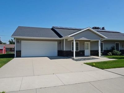 815 Parkside Ln, Charles City, IA, 50616
