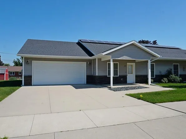 815 Parkside Ln, Charles City, IA 50616