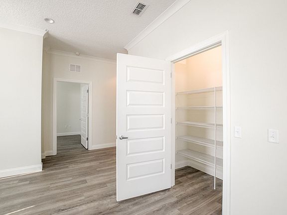 4th image of 109 S Boyd St #205