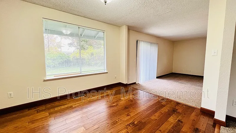3 bed, 1.5 bath, 1392 sqft, $2,095 — Photo 3