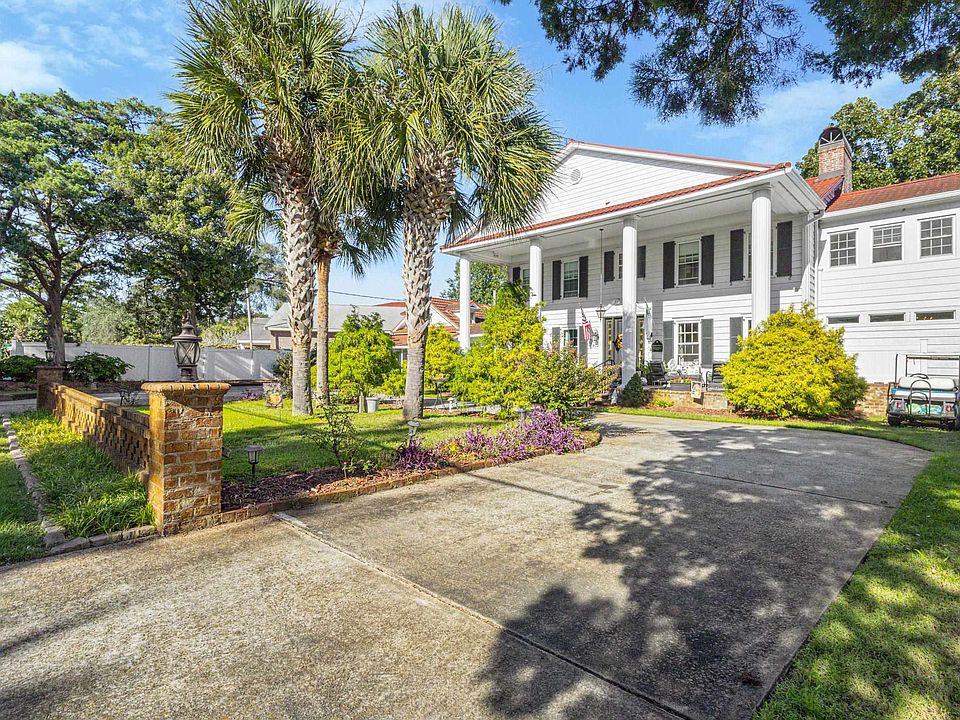 1st image of 402 Calhoun Rd.