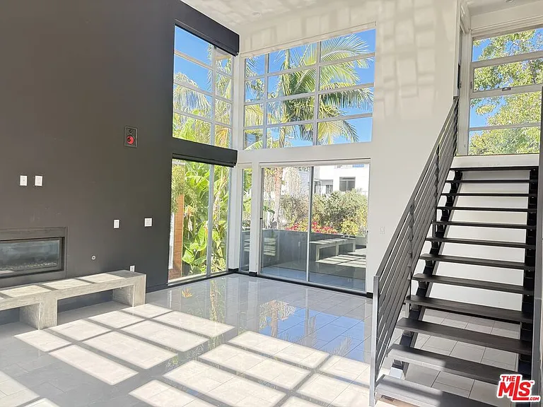 807 Huntley Dr — Photo 1