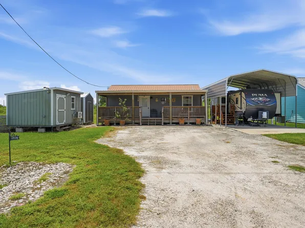 129 Ling St, Rockport, TX 78382