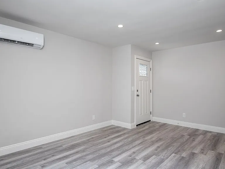 The Broadway Apartments — Photo 8