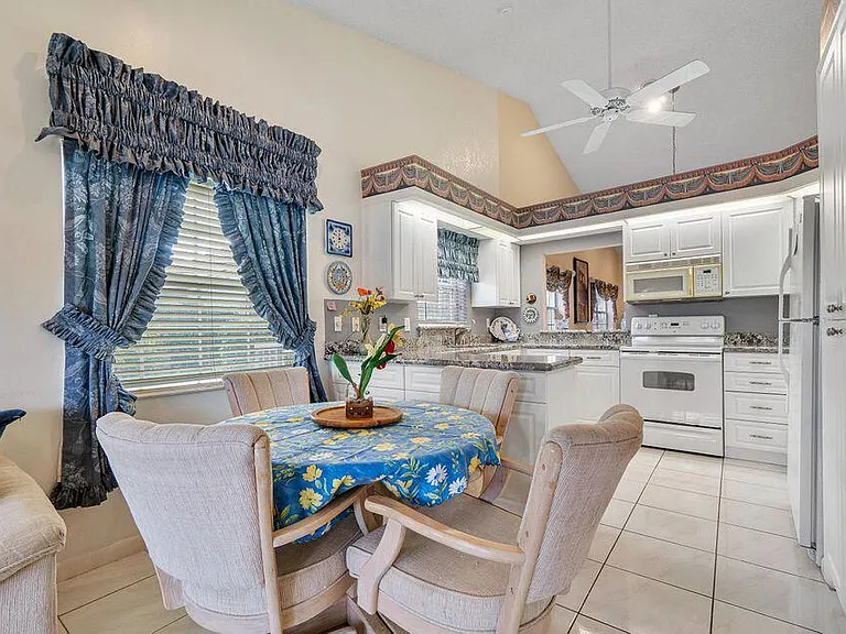 7922 Sandy Pointe Dr — Photo 8