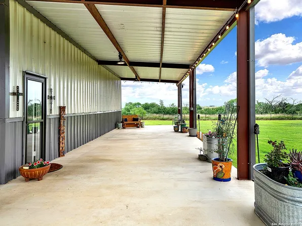 419 County Road 135, Floresville, TX 78114