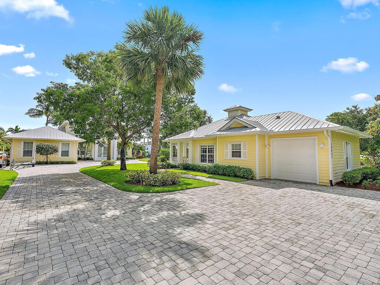 2 bed, 2.0 bath, 1200 sqft, $3,400 — Photo 2