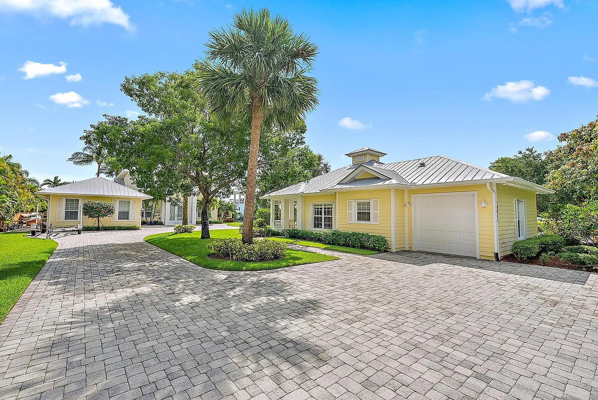 Building Photo - 19043 SE Jupiter River Dr #COTTAGE
