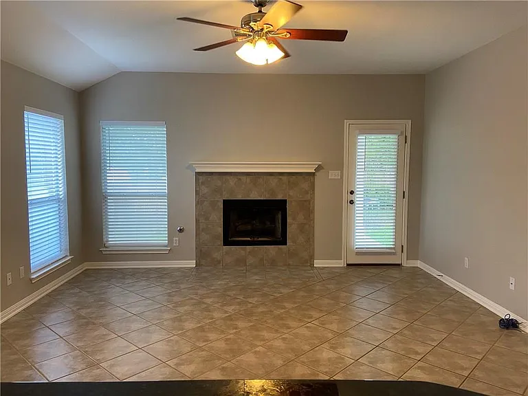 1727 Fallen Leaf Ln — Photo 11