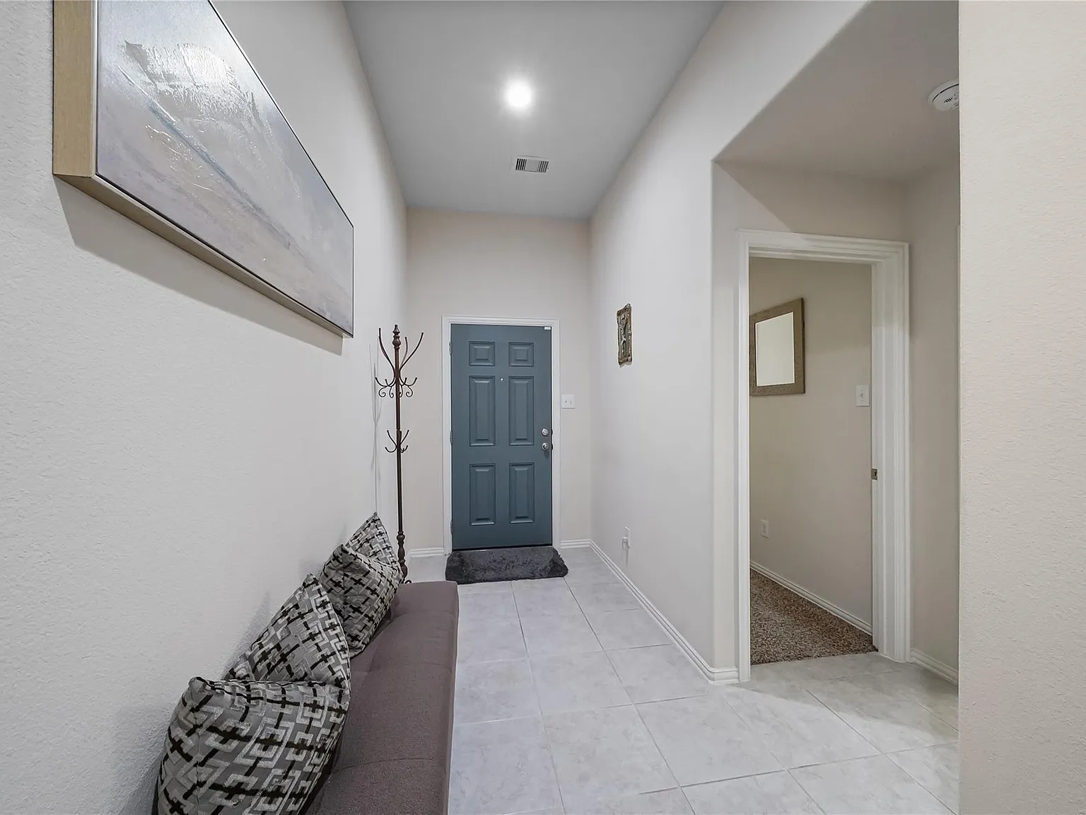 4 bed, 2.5 bath, 2111 sqft, $2,300 — Photo 2