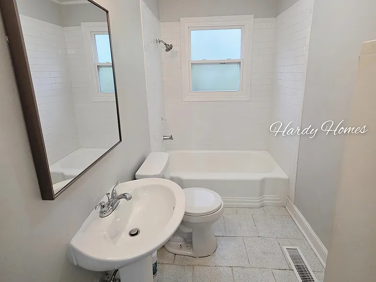 303 E 6th St #C — Photo 9