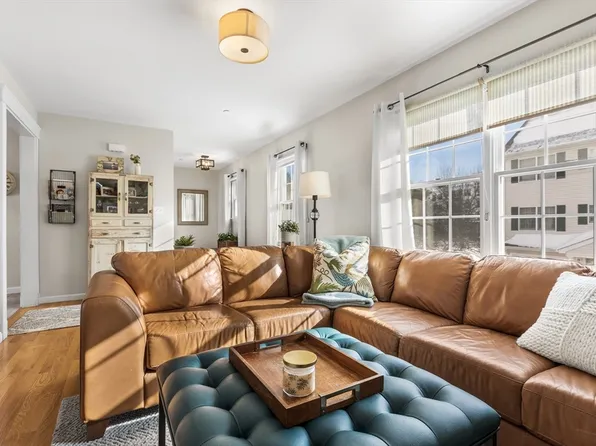 252 Albion St APT 3, Wakefield, MA 01880