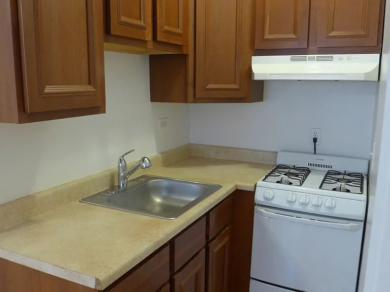Linder/ Lawrence Apartments — Photo 6