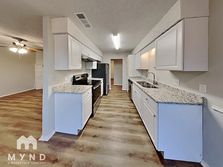 915 Winnie St — Photo 3