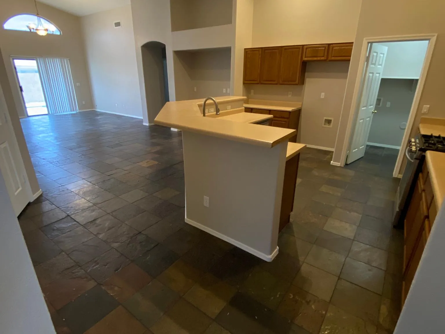 5 bed, 2276 sqft, $2,500 — Photo 4