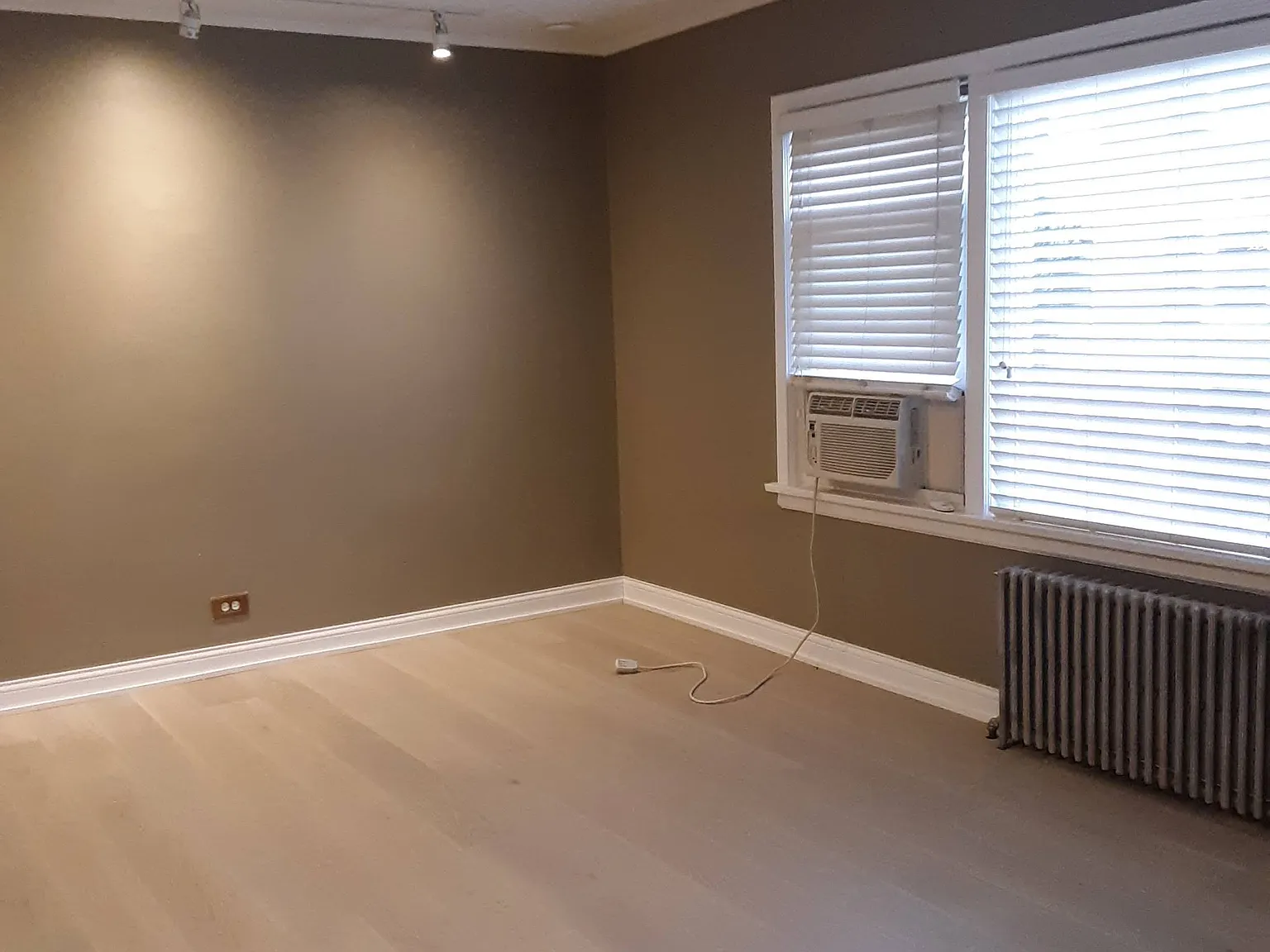 Spacious 1st Floor 1 Bed Available NOW in Fantastic Evanston Location! Parking Available! — Photo 1