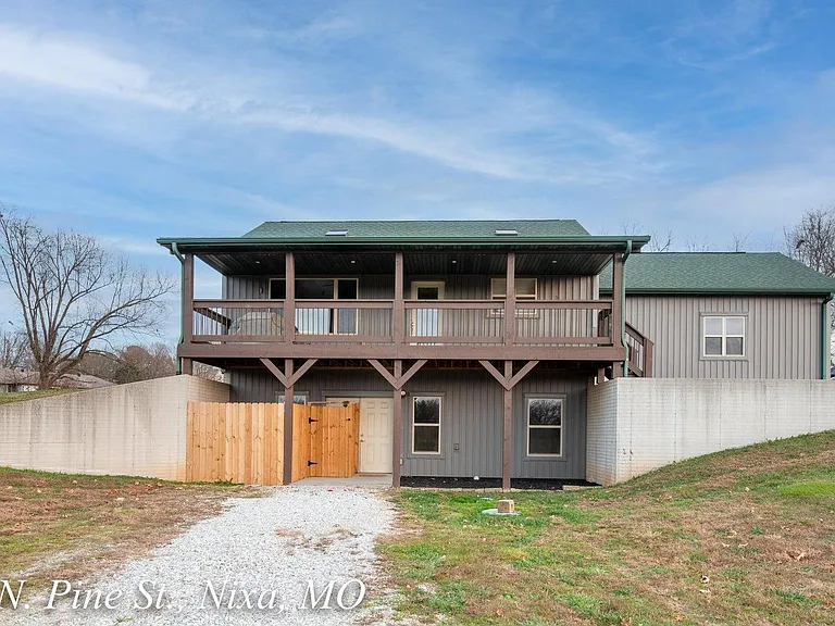 1606 N Pine St — Photo 2